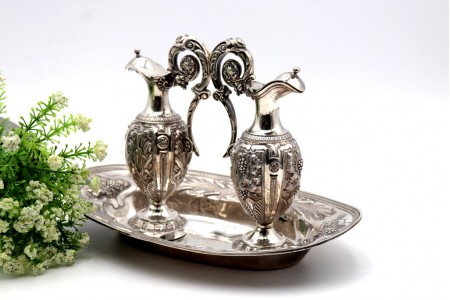 Galhetas de altar em prata com relevos florais em vulto perfeito e bandeja em fo